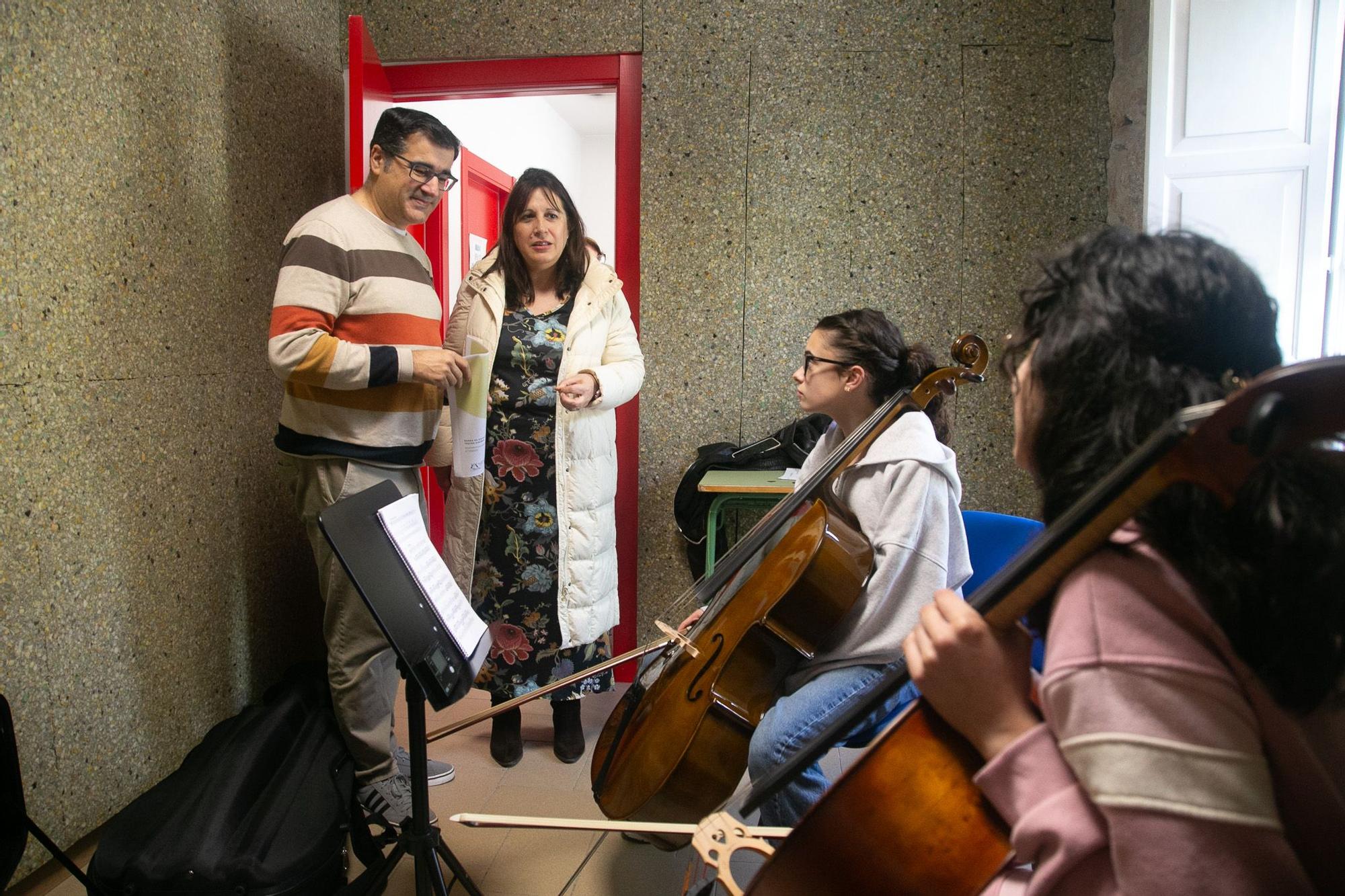 A deputada Natividade González durante a visita á Escola de Música de Rianxo.