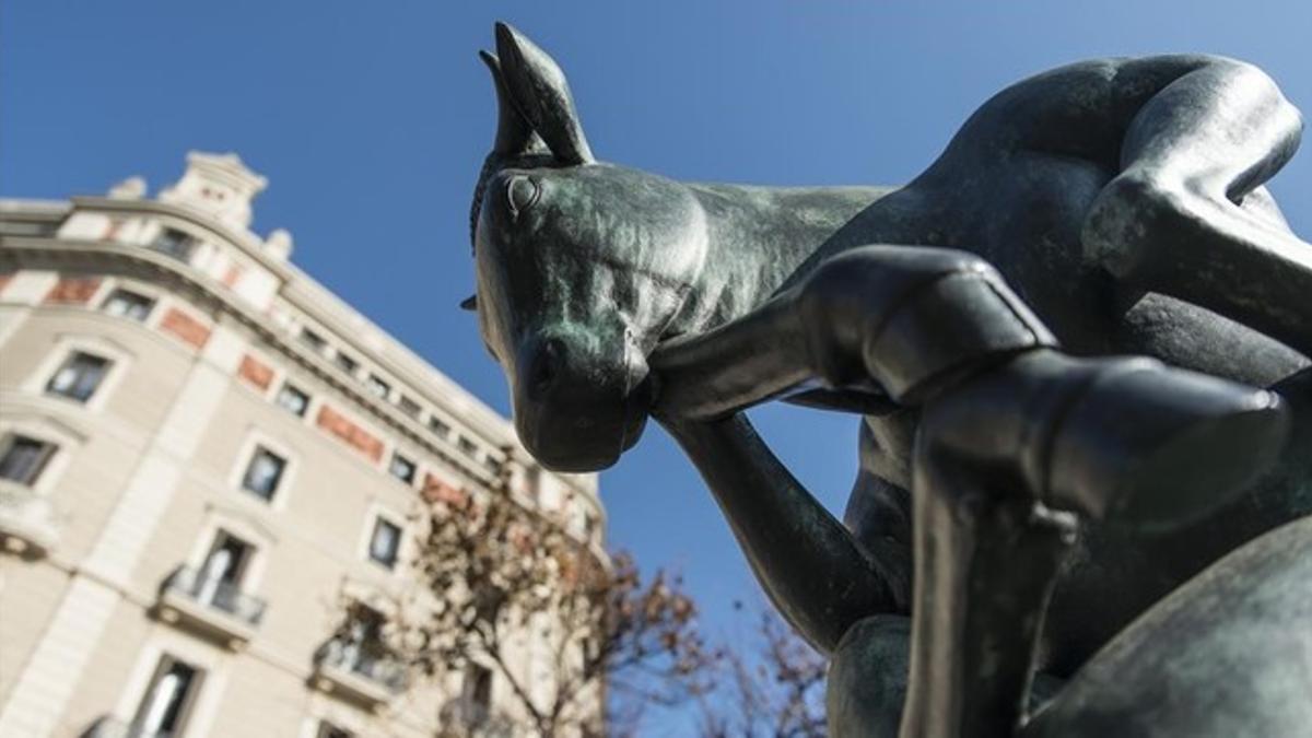 'Meditación', el toro sentado y pensativo de Josep Granyer en la Rambla de Catalunya.