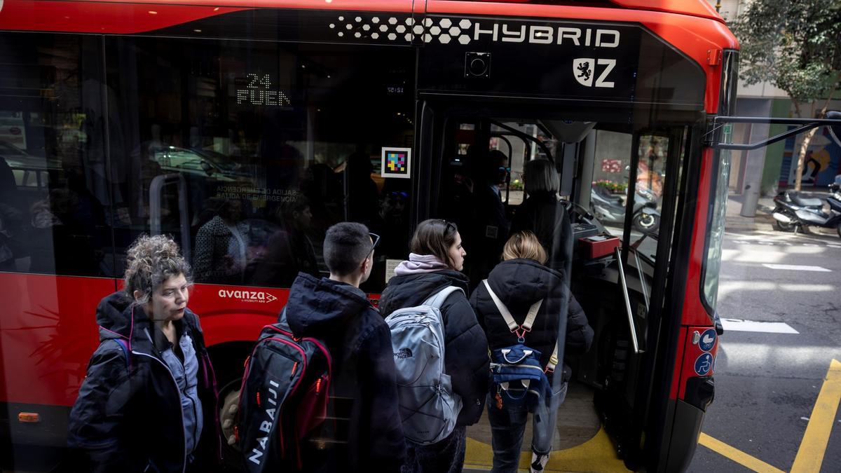 Usuarios suben a la extinta línea 24 del bus de Zaragoza, en una imagen de archivo.