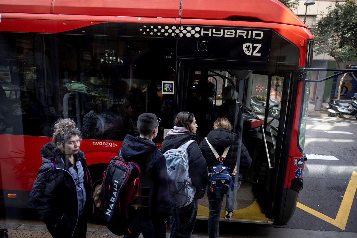 Usuarios suben a la extinta línea 24 del bus de Zaragoza, en una imagen de archivo.
