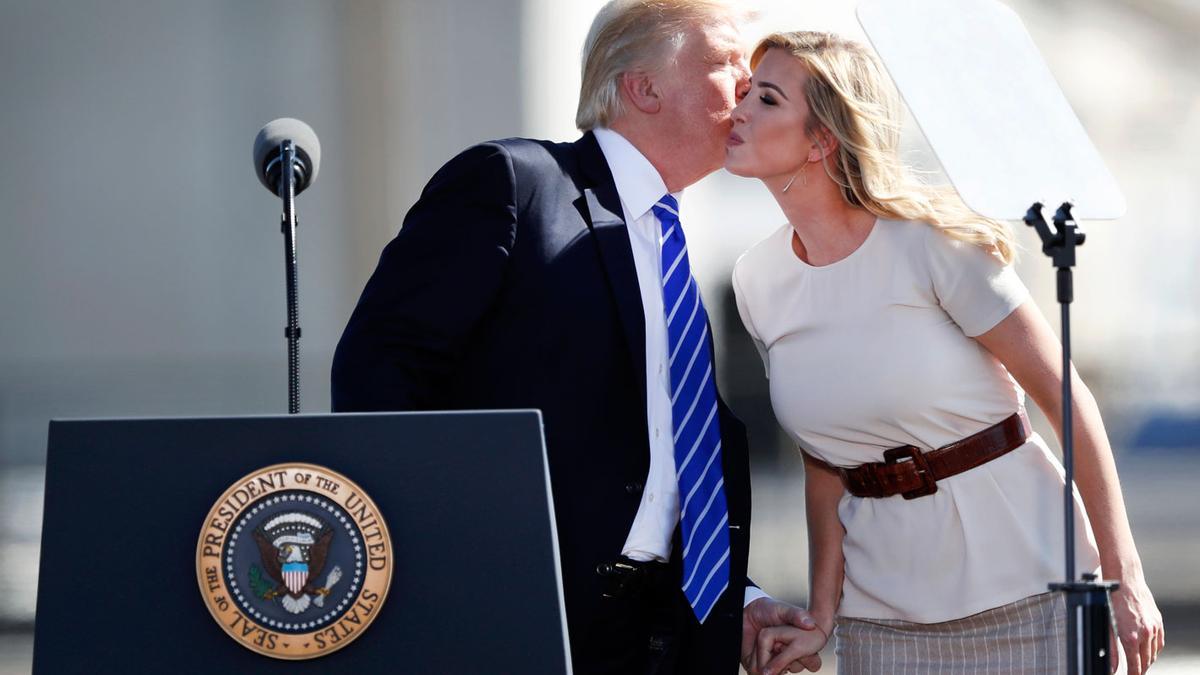 Ivanka Trump y su look de camiseta más cinturón