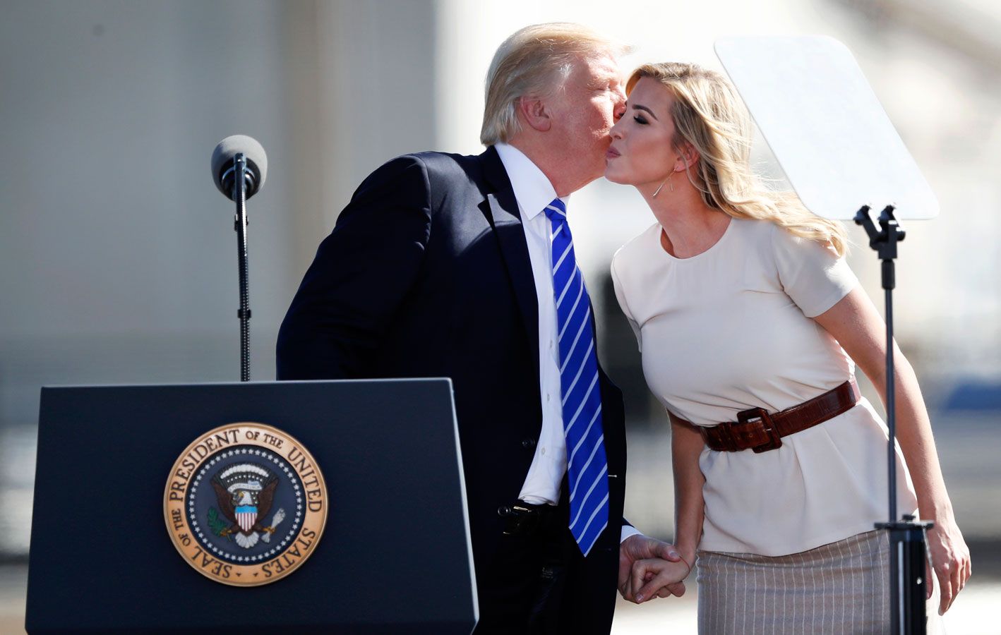 Ivanka Trump y su look de camiseta más cinturón