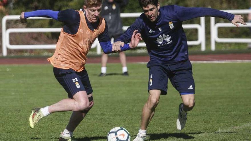 Mossa y Forlín pelean por un balón en un entrenamiento.