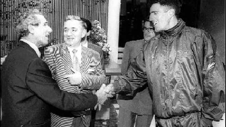 Bahamontes e Indurain se saludan ante la presencia de Mendo en el homenaje a este último en 1996.