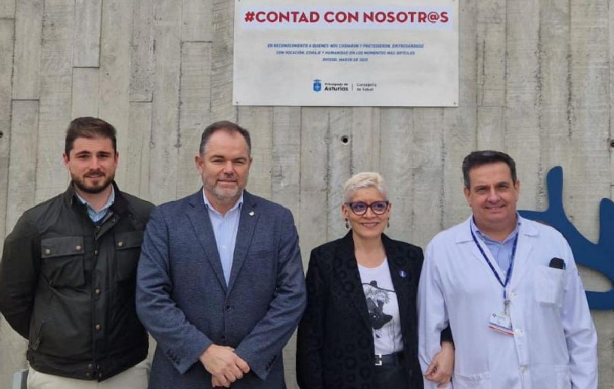 Por la izquierda, Ángel Paniceres (director de flota de Transinsa), Carlos Paniceres, Conchita Saavedra y Luis Antuña, con la placa detrás.