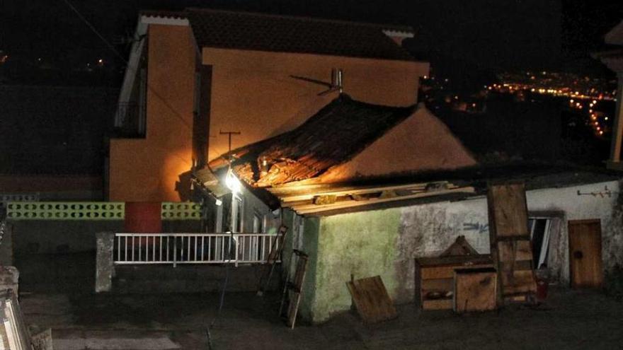 Casa afectada por el fuego, en el lugar de Cunchido. // Santos Álvarez