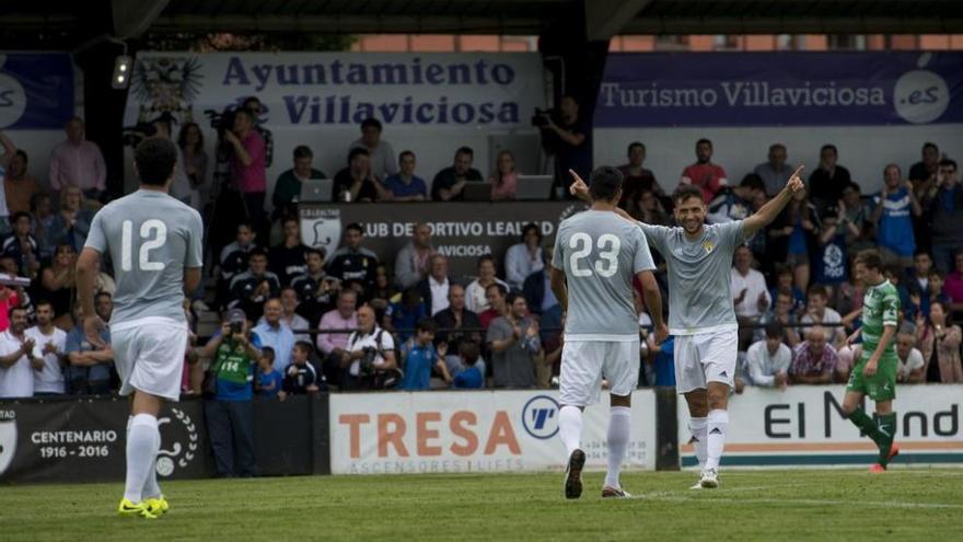 Rocha celebra el gol que el marcó al Lealtad en el amistoso disputado en Les Caleyes. maría gómez