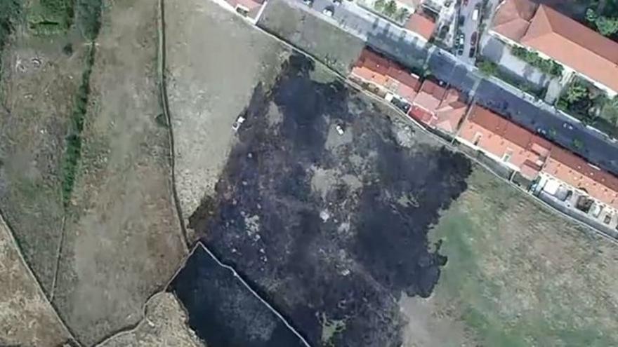 Imagen aérea del incendio próximo a viviendas en Trujillo.