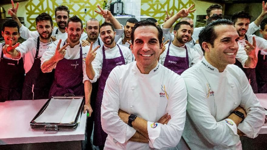 El chef Mario Sandoval posa, ayer, con su equipo en su restaurante Coque de Humanes, en Madrid.