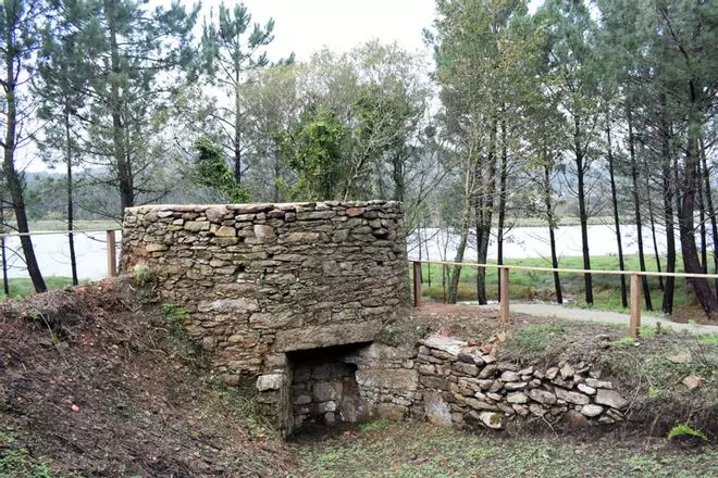 Las ruinas de una antaño gran industria gallega que esconde este río cerca de Santiago