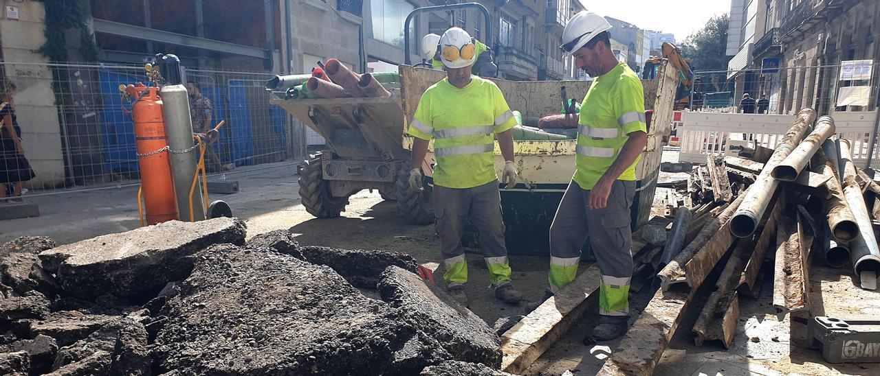 Raíles del tranvía que circulaba por Vigo, al descubierto por las obras de humanización de Elduayen.