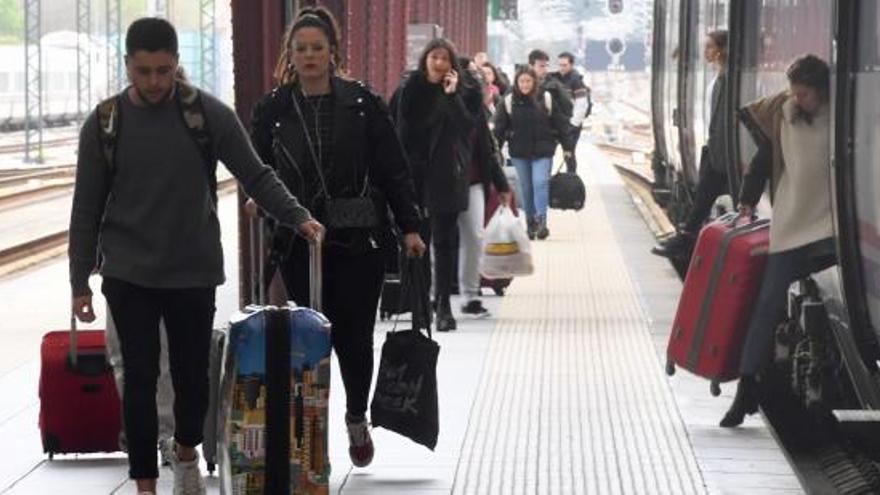 Viajeros en la estación de trenes de A Coruña.