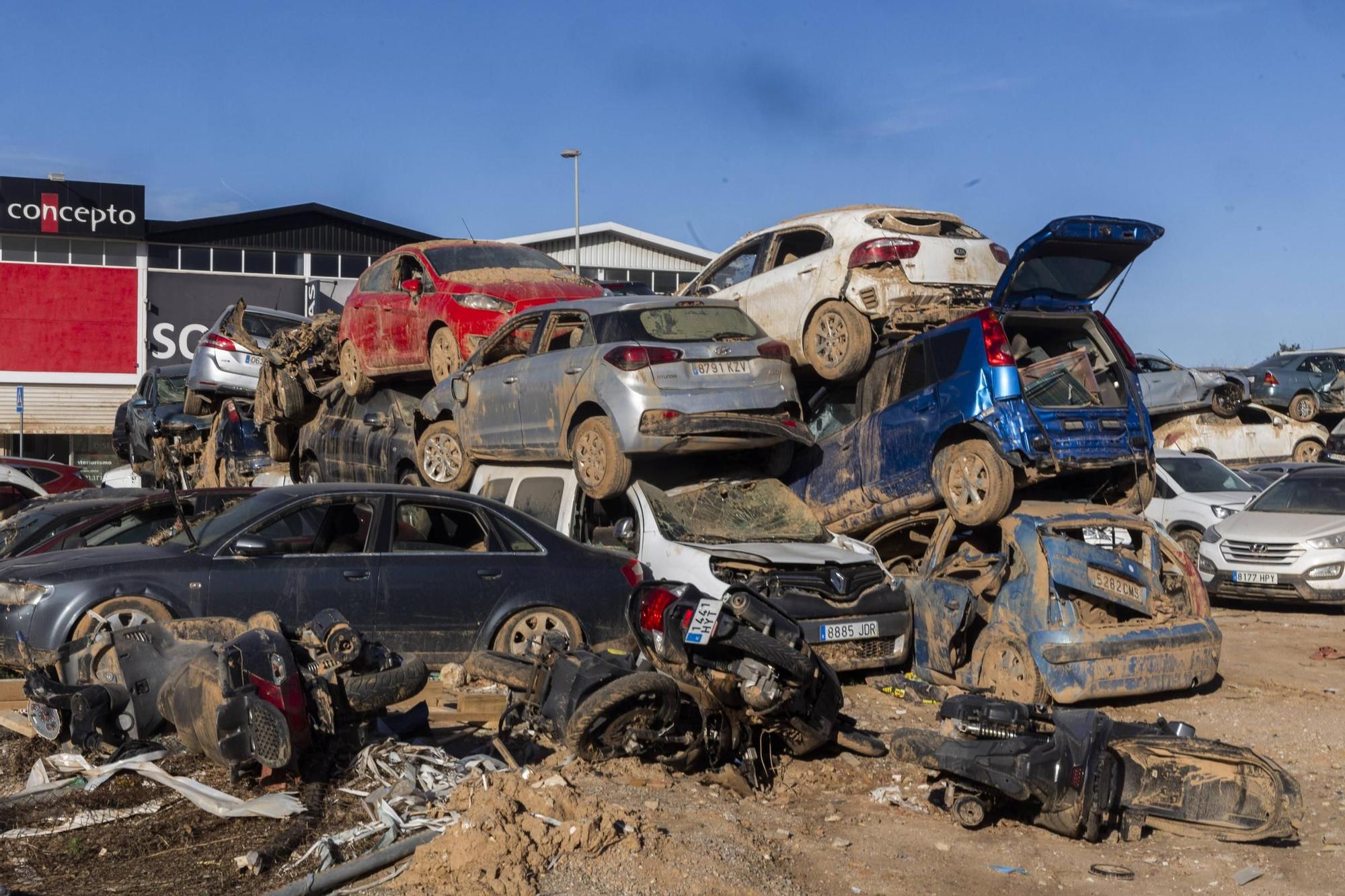 Coches para el desguace en el área comercial de Alfafar.