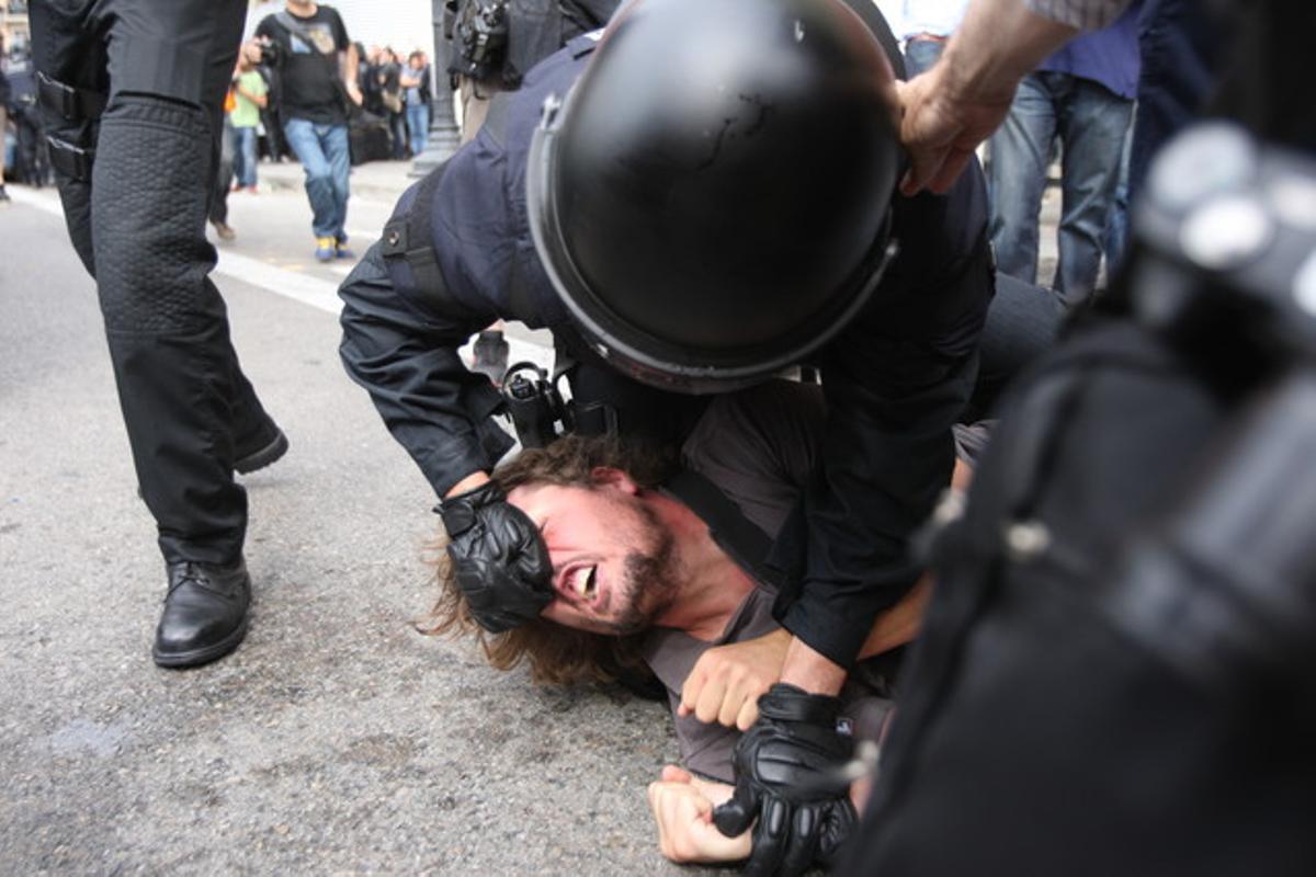 El desalojo de plaça Catalunya, visto por Danny Caminal.