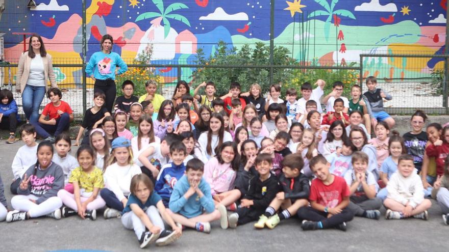 Alumnos y docentes del colegio Alborada, que participa en un proyecto internacional de intercambio de simientes. |  Iago López