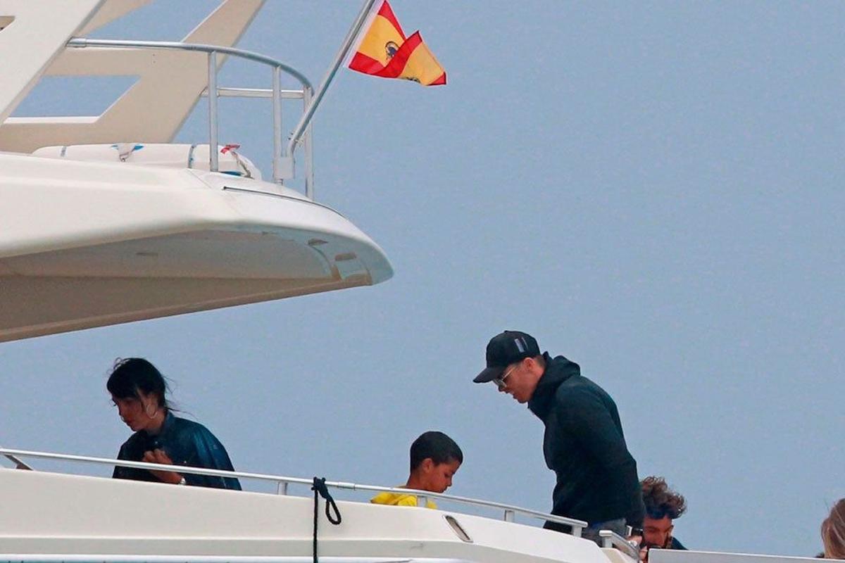 Cristiano Ronaldo, su novia Georgina Rodríguez y su hijo CR Jr en un barco en Ibiza