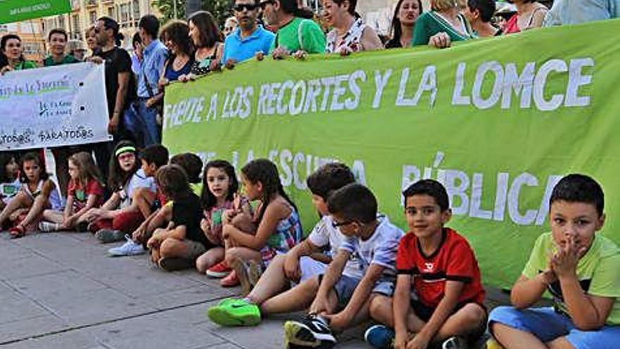 Padres y niños, en una concentración para pedir mejoras en su colegio.  José Luis Fernández