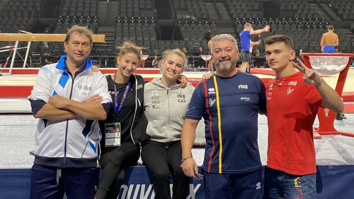 Representantes del club Xelska en París.