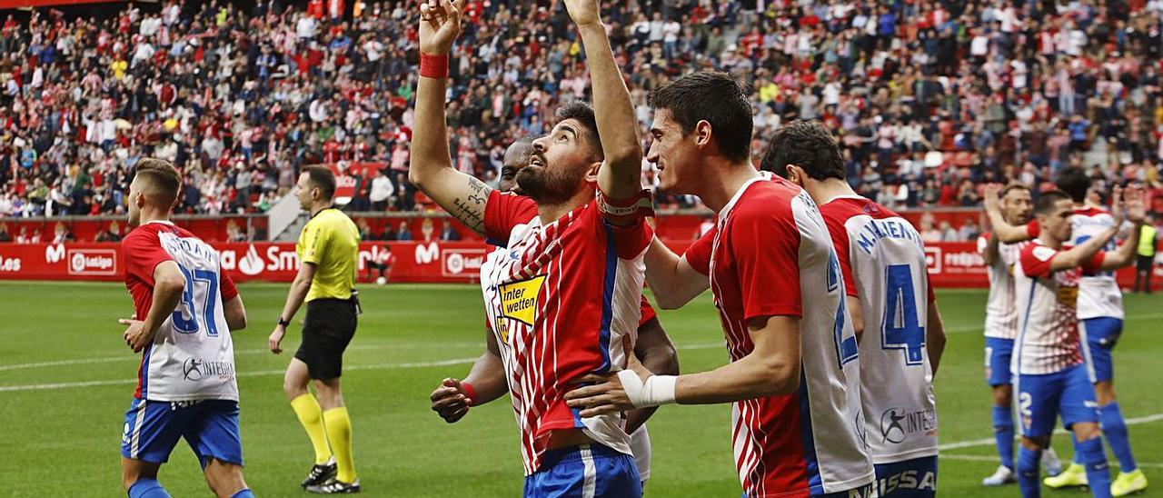 Carmona celebra su gol logrado el pasado curso en El Molinón.