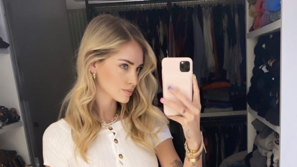 Chiara Ferragni con top blanco y falda de flores