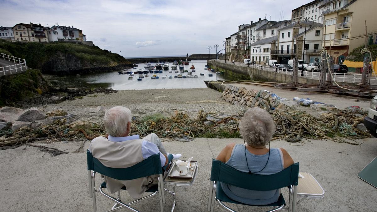 Dos turistas en el puerto de Tapia.