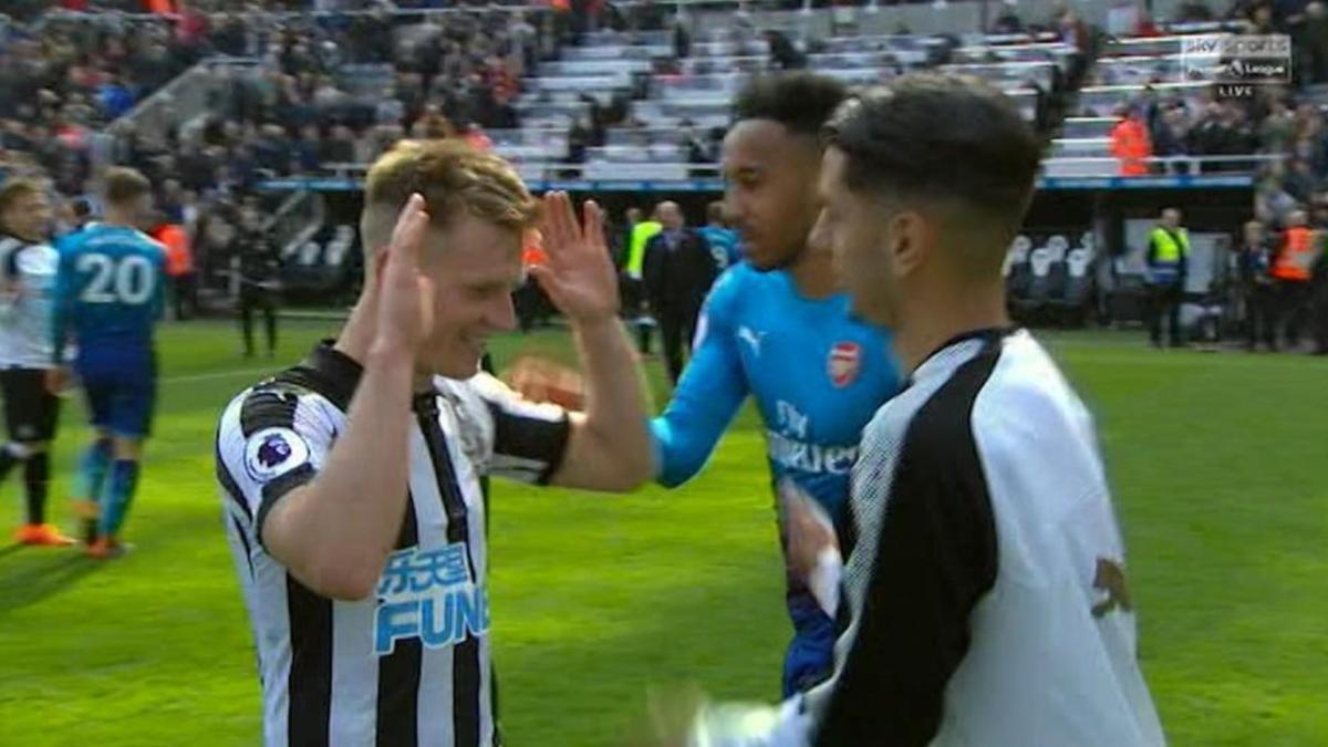 Aubemayang y Matt Ritchie durante el partido ante el Newscastle