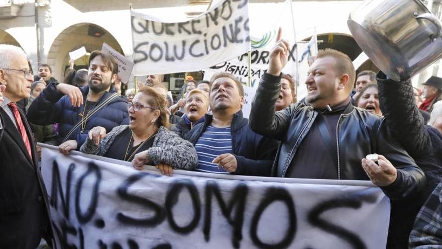 Berloso parlant amb veïns de Font de la Pólvora que es van manifestar davant l&#039;Ajuntament.