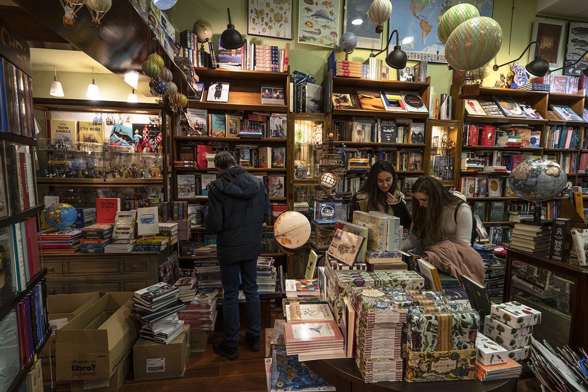 Ojeando libros y mapas.