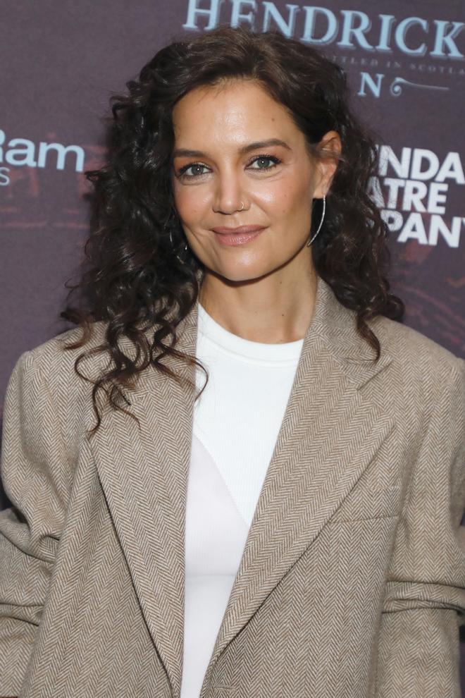 Katie Holmes con maquillaje bronceado