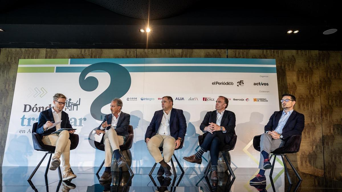 El periodista Jorge Heras, Santiago Calleja (Grupo Jorge), Víctor Aznar (Avanza Zaragoza), Félix Gil (Integra) y Jorge Navarro (Alia Consultores), este martes en el foro 'Dónde trabajar en Aragón'.