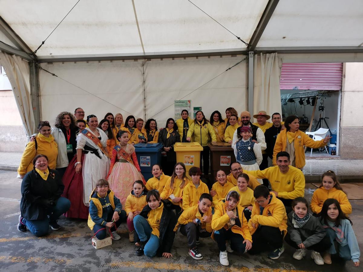 Paiporta entrega cubos de reciclaje a sus fallas.
