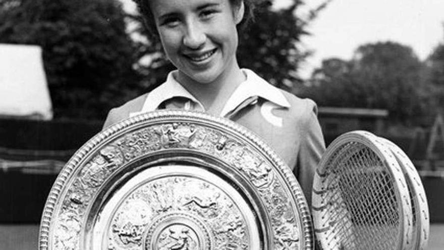 Maureen, con uno de los trofeos que logró en Wimbledon.