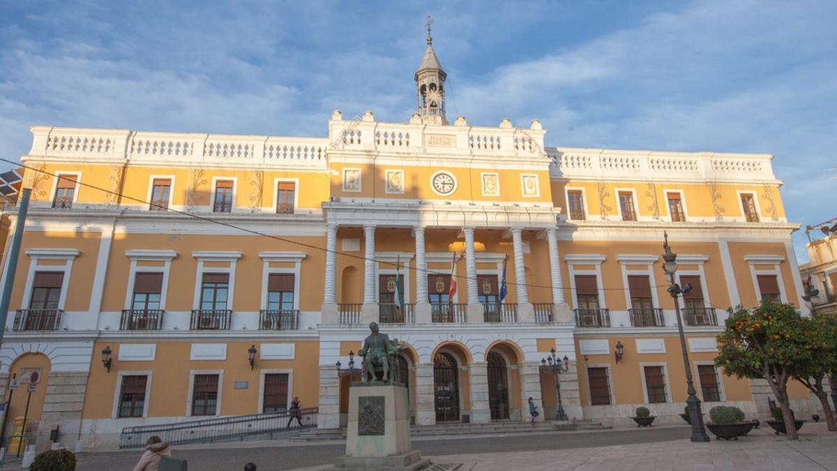 La fachada del ayuntamiento de Badajoz en una foto de archivo.