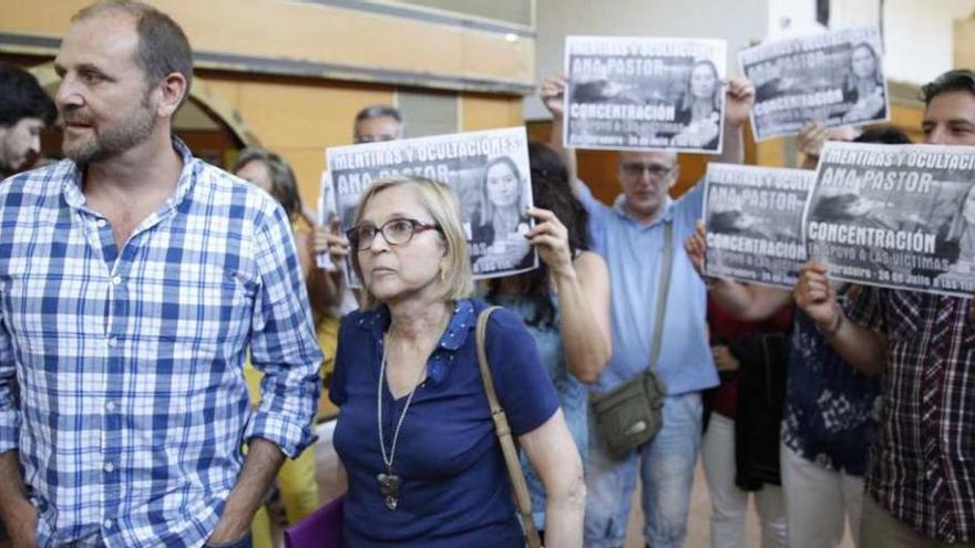 Asistentes a la asamblea de las víctimas del Alvia, ayer, en Santiago.