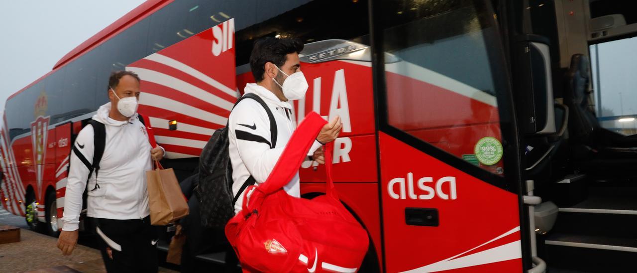 David Gallego, seguido de Eduardo Domínguez, a su llegada esta tarde al aeropuerto.