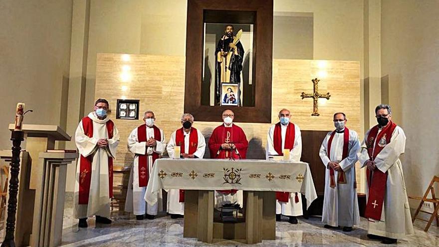 Los sacerdotes que ayer oficiaron la misa en Cortes (Quirós)