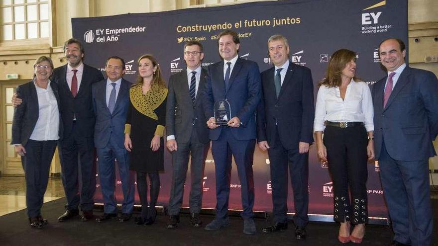 Ignacio Rivera, en el centro, con el galardón, rodeado de parte de los asistentes a la gala.