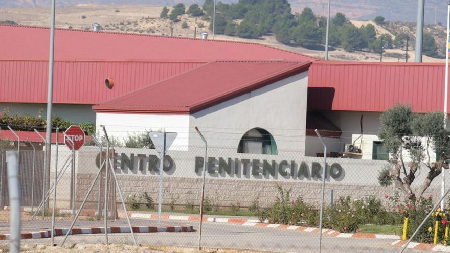 Un preso de Villena ataca a una enfermera lanzándole un cubo de agua y lejía