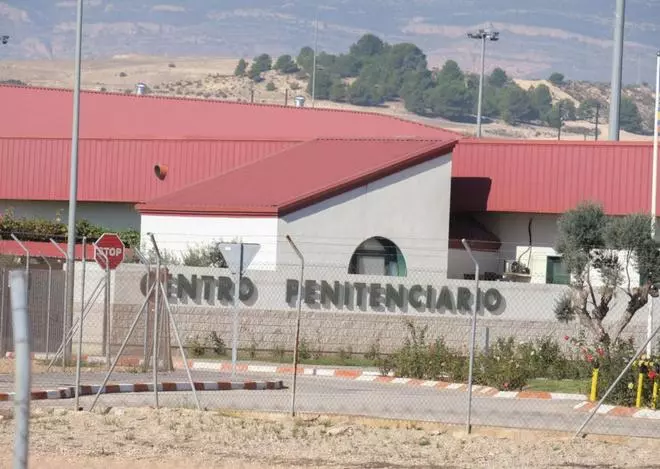 Un preso de Villena ataca a una enfermera lanzándole un cubo de agua y lejía