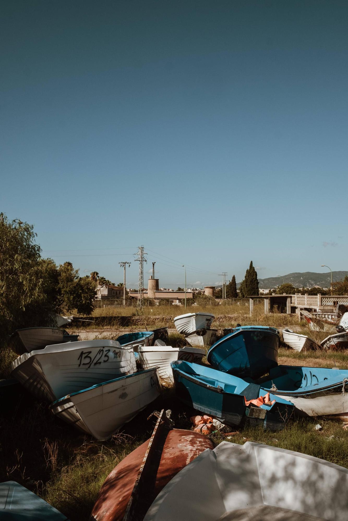 Pateras acumuladas en Mallorca, almacenadas en una parcela de Son Tous a la espera de ser destruidas