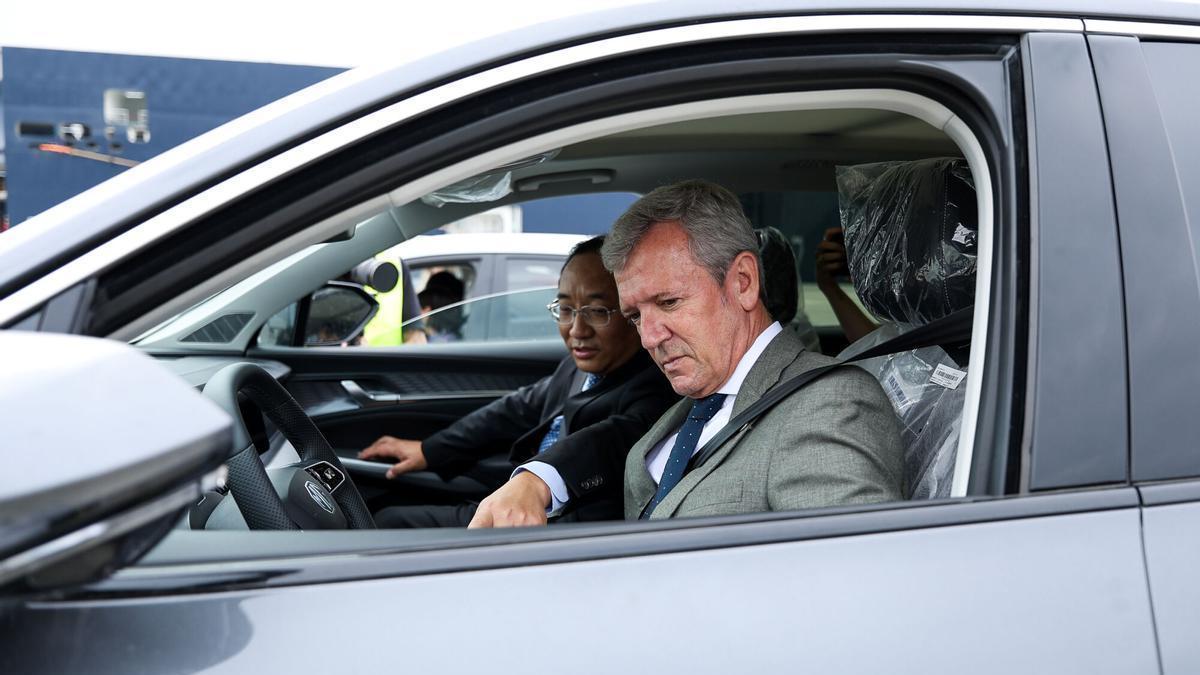 El presidente de la Xunta de Galicia, Alfonso Rueda, durante la recepción del primer buque transportador de vehículos del gigante chino SAIC.