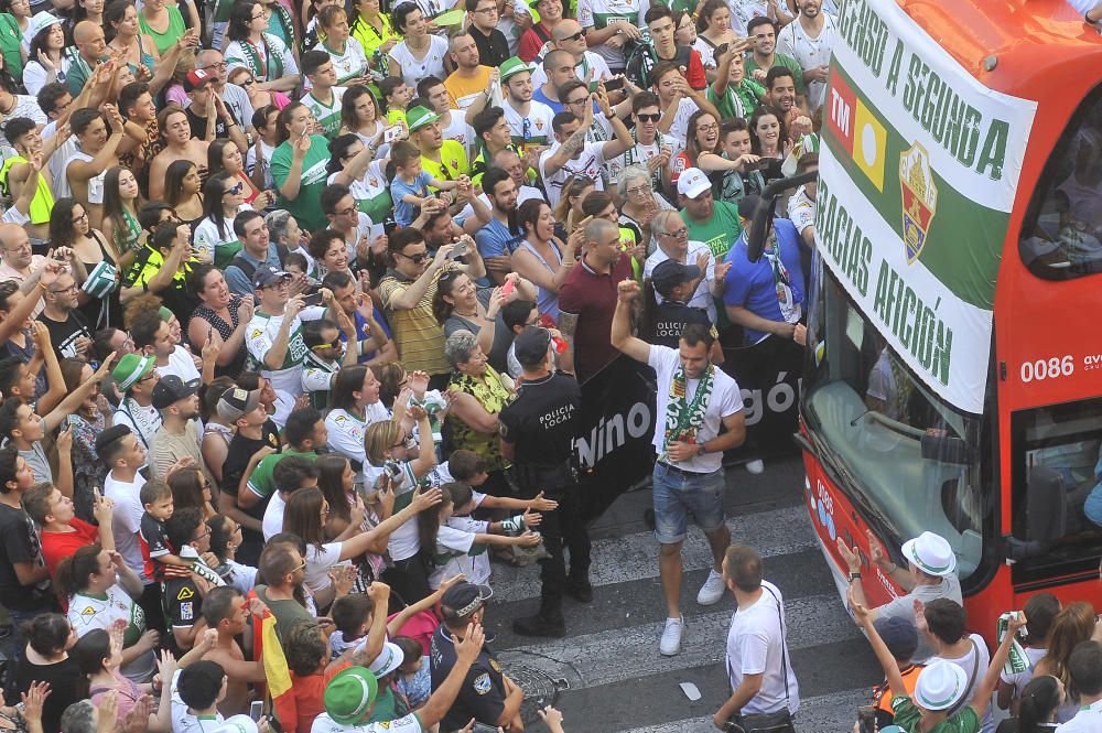 El Elche celebra su ascenso a Segunda División en una rúa por las calles de la ciudad