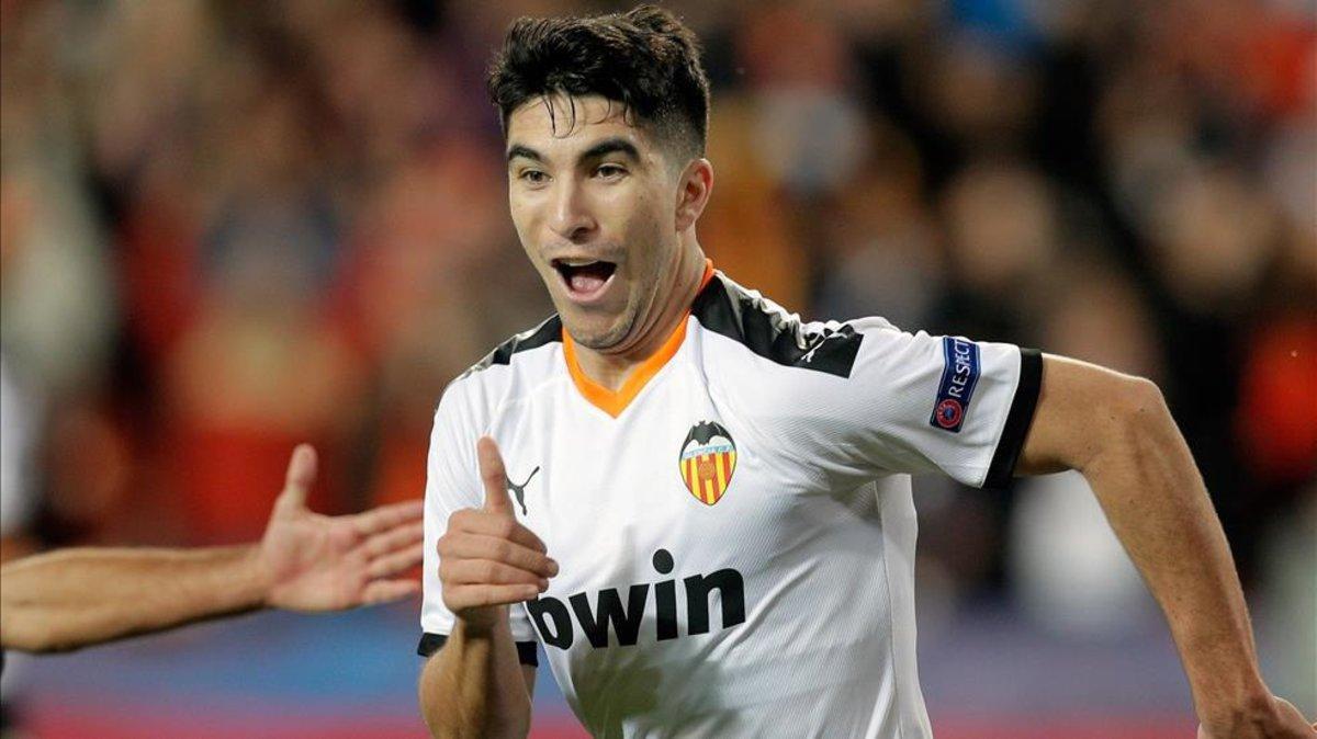 Carlos Soler renovó con el Valencia hasta 2023