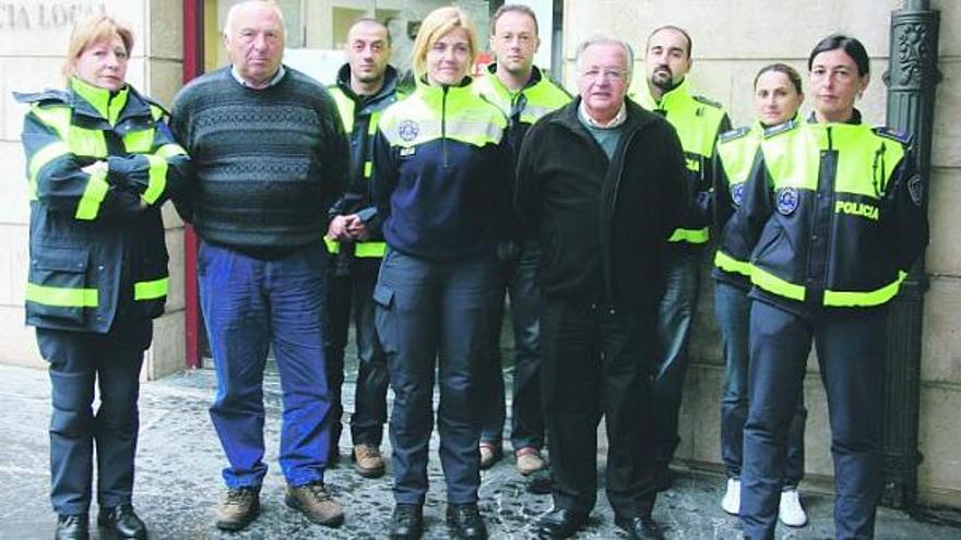Los siete agentes pixuetos, junto con los antiguos jefes de la Policía Local de Cudillero.