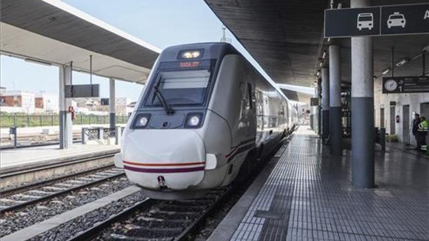 El tren extremeño hacia Madrid se queda a oscuras