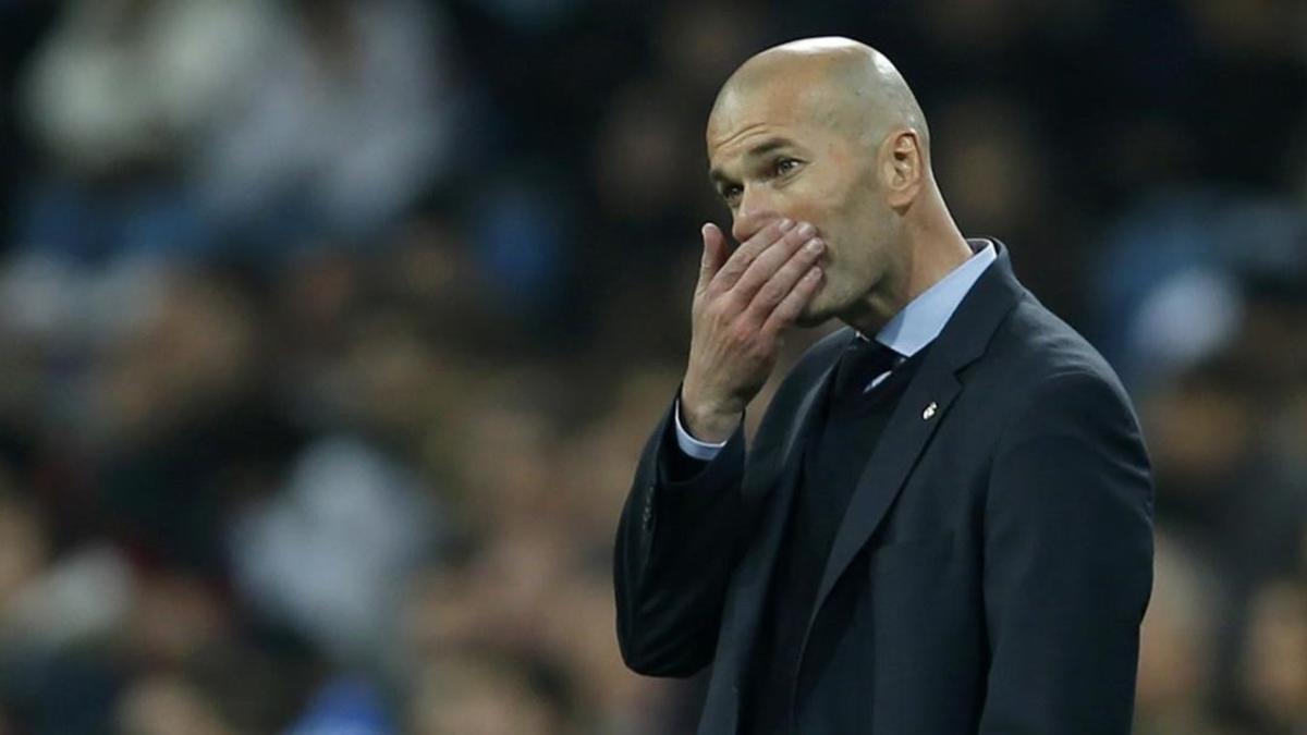 Zinedine Zidane volvió a pasarlo muy mal anoche, en el Santiago Bernabéu, viendo el fracaso de su equipo.