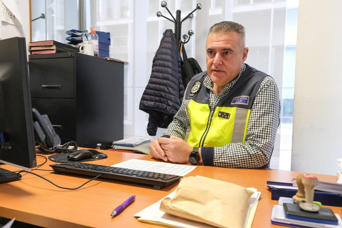 El inspector Manuel Rangel dirige el grupo de pateras de la UCRIF de la Comisaría provincial de Alicante.