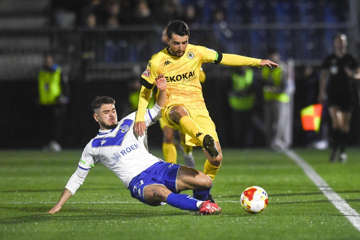 Mehdi Puch trata de esquivar la entrada de Caravaca.