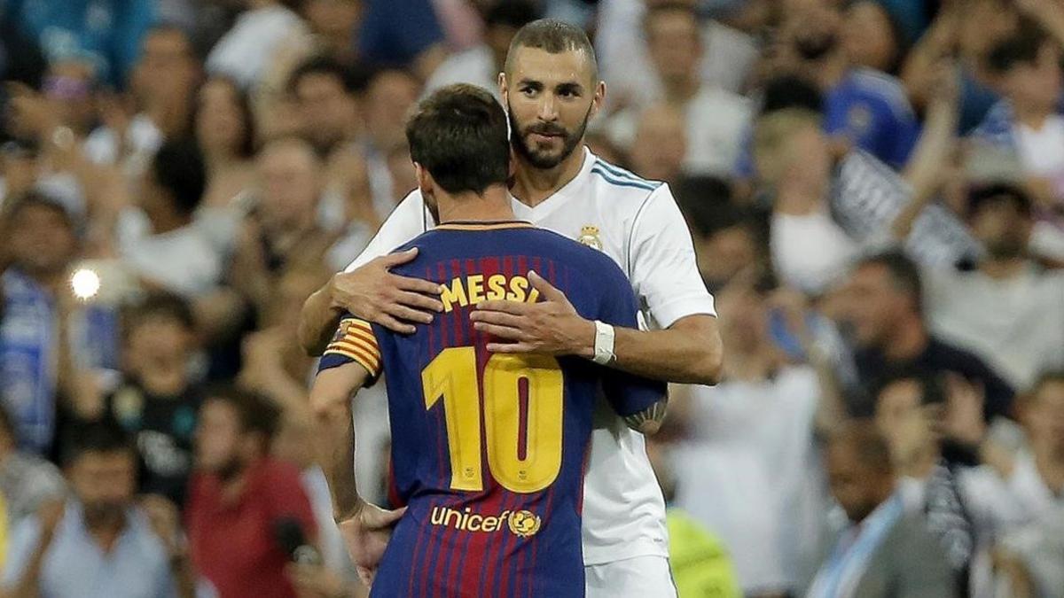 Benzema y Messi se felicitan tras el Madrid-Barça del Bernabéu de la Supercopa del 2017.