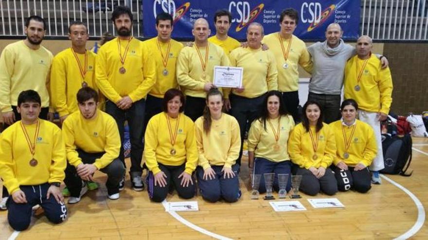 La representación del club Óscar Fernández con los trofeos y medallas del Campeonato de España de lucha sambo.